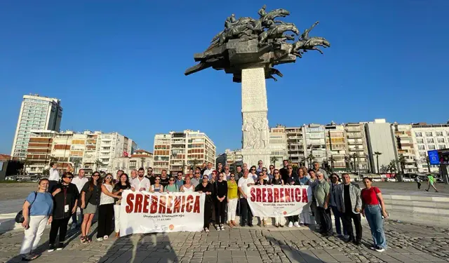 Srebrenitsa’nın üzerinden geçen 29 yıl: Gündoğdu Meydanı’ndan karanfiller bırakıldı