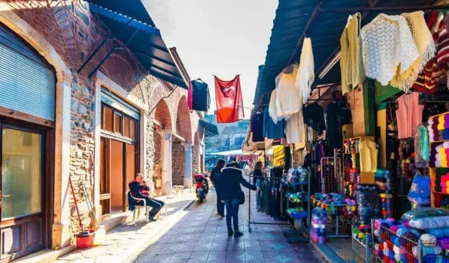 İzmir'in bu pazarına turistler akın ediyor: Adeta kültürel bir şölen