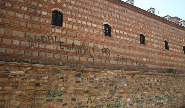 Tarihe saygısızlık: 630 yıllık külliyeyi resim defterine çevirdiler