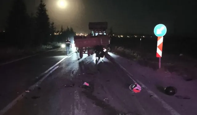 Afyon'da motosiklet traktöre çarptı: 2 kişi hayatını kaybetti