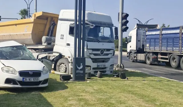 Aliağa'da hafriyat kamyonu ile otomobil çarpıştı: 1 kişi hayatını kaybetti