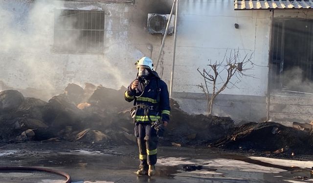 Antalya'da kağıt fabrikasında çıkan yangına müdahale ediliyor