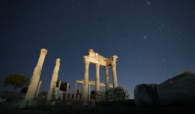 Bergama Akropolü'nde yıldızlı gece: Perseid meteor yağmuru gözlemlendi