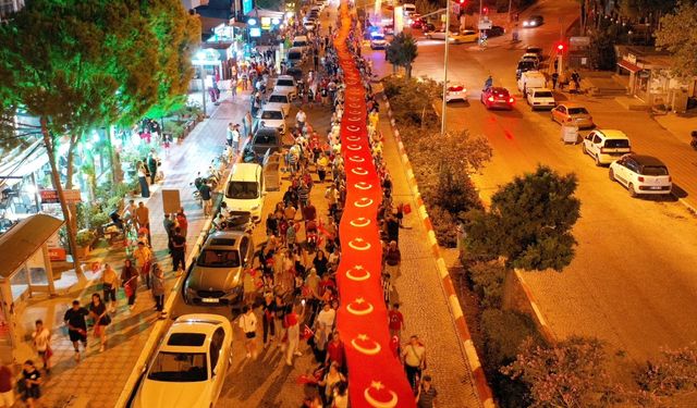 Bergama'da zafer coşkusu: 200 metrelik Türk Bayrağı ile yürüdüler