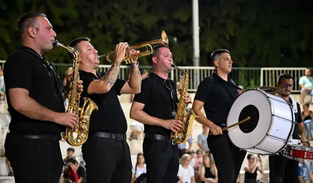 Bornova'da yaz akşamları böyle geçiyor: Çamdibi Atatürk Parkı'nda müzik şöleni