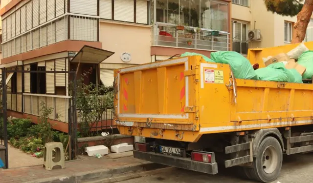 İzmir'de görülmemiş olay: Bu evden 10 kamyon çöp çıktı