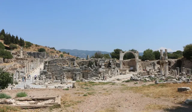 Efes’in büyülü gizemi çözülüyor: Koca bir yangınla yok olan Domitianus Meydanı