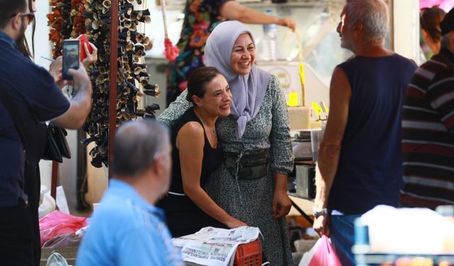 Başkan Sengel pazarda vatandaşlarla buluştu: Gıdaya erişim için çalışıyoruz