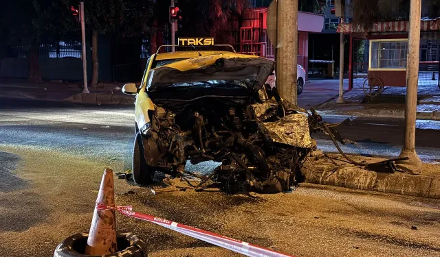 İzmir'de taksi ve otomobil çarpıştı: Biri ağır üç yaralı var