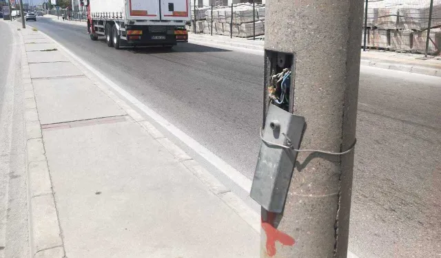 İzmir'in göbeğinde ölüm tehlikesi: Elektrik kabloları açıkta duruyor