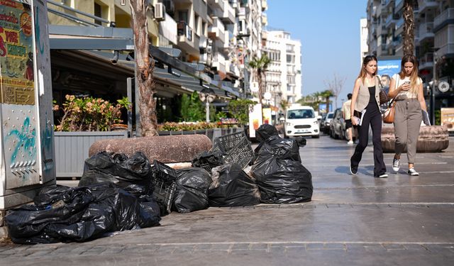 İzmir'de çalışanlar iş bıraktı: Toplanmayan çöpler tepki çekti