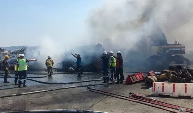 İzmir'de hurda depolama alanında yangın