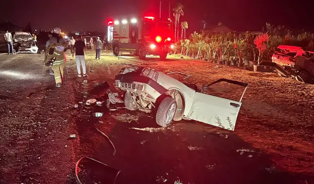 İzmir'de kaza: Otomobil ikiye bölündü, 5 kişi yaralandı