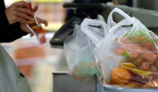 İzmir'de bir garip kaza: Market poşetlerini açarken gözüne bıçak saplandı