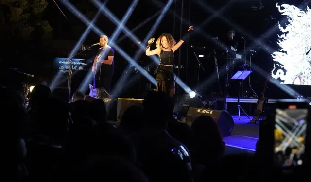 İzmir'de Çim Konserleri: Sena Şener rüzgârı esti