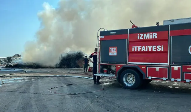 İzmir'de hurda depolama alanında yangın: Kısa sürede söndürüldü