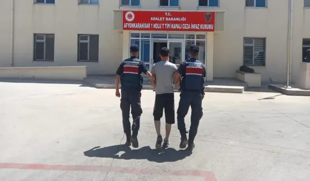 Jandarma bile şaşırdı: Aranan kişi saman balyaları arasından çıktı