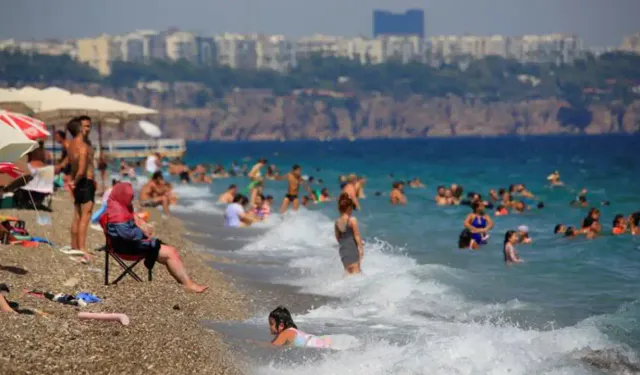 Termometreler 41 dereceyi gösterdi, sıcaktan bunalanlar sahilleri doldurdu