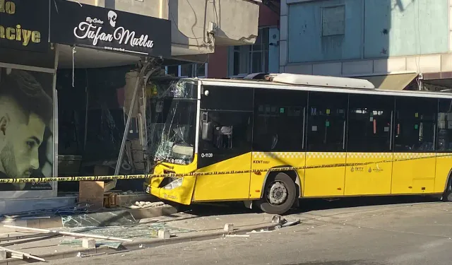 Belediye otobüsü, kuaför dükkanına daldı, bina tahliye edildi