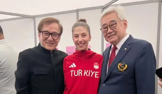 Milli Tekvandocu Meryem Betül Çavdar madalyasını Jackie Chan’den aldı