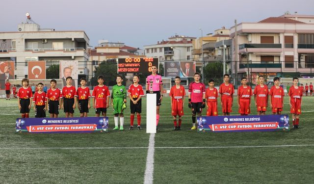 Yetenekli ayaklar İzmir'de sahaya çıktı: U-12 turnuvası sona erdi