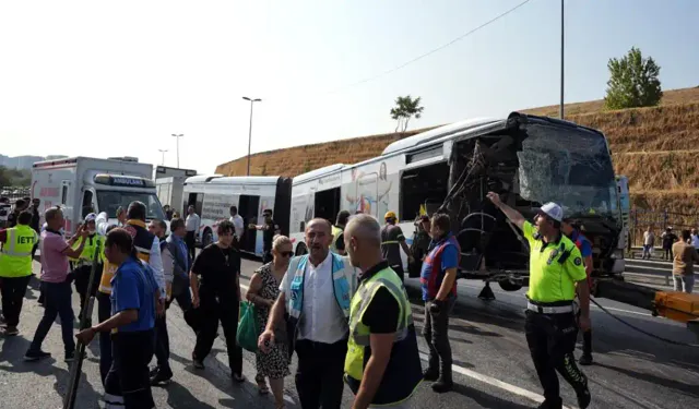 İstanbul'da iki metrobüs çarpıştı: 1 kişi öldü, 38 kişi yaralandı