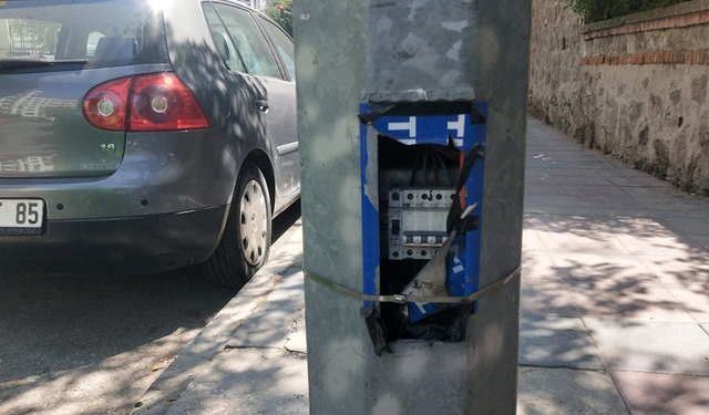 Mithatpaşa Caddesi’nde tedirgin eden görüntü: Elektrik kabloları yine açıkta