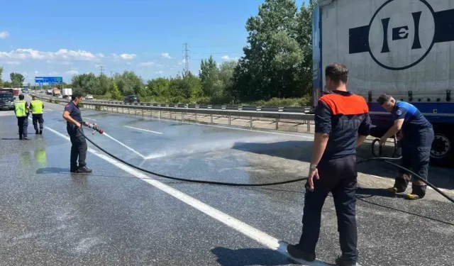 Otoyolda korkutan olay: Tırdan asit döküldü, yol trafiğe kapatıldı