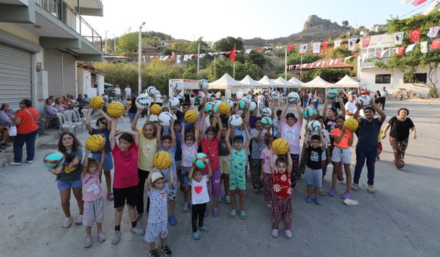 İzmir'de yangından etkilenen mahallede çocuklara moral etkinliği