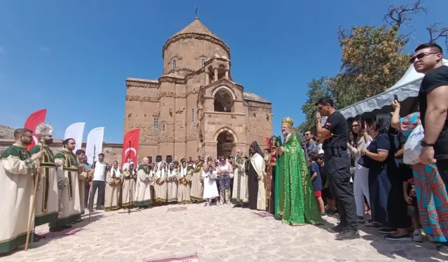 12. kez düzenlendi: Akdamar Adası'ndaki Ermeni ayini sona erdi