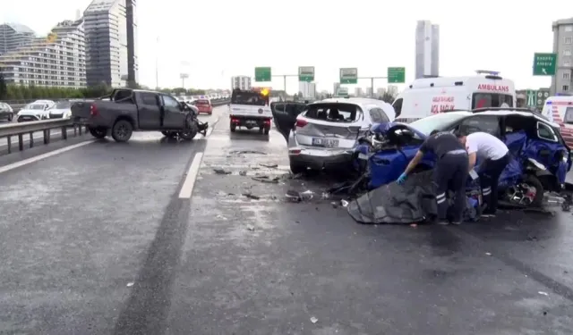 3 şerit trafiğe kapatıldı: İstanbul'da 6 araç birbirine girdi, ölü ve yaralılar var