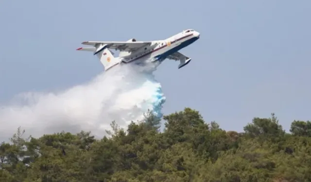 Azerbaycan'ın amfibi uçağı İzmir'deki yangınlara müdahale ediyor