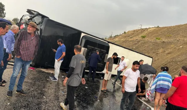 Antalya'da feci kaza: Bir yolcu otobüsü daha devrildi