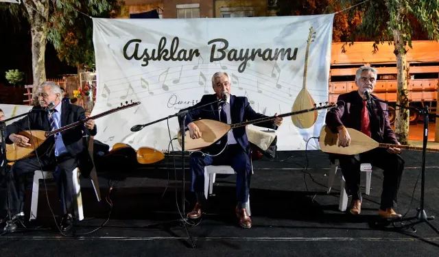 İzmir'de Aşıklar Bayramı: Eline sazı alan aşıklar atıştı