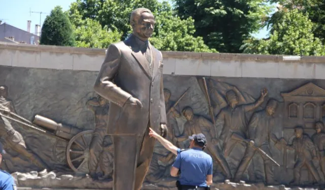 Atatürk Anıtı'na saldıran dayı-yeğen 4 yıl 4 ay ceza aldı