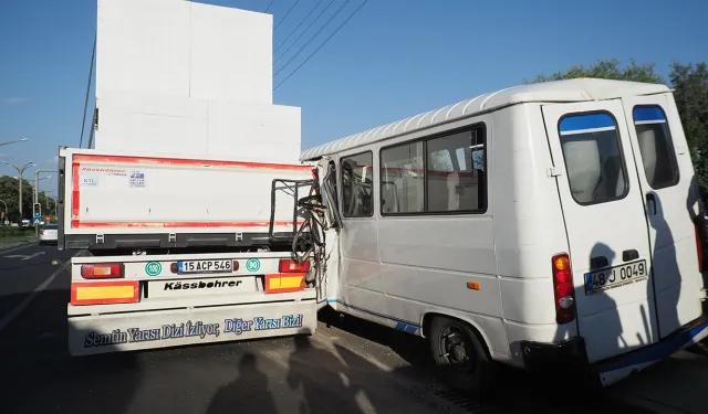 Aydın'da işçi servisinin tıra çarptığı kazada 3 kişi yaralandı