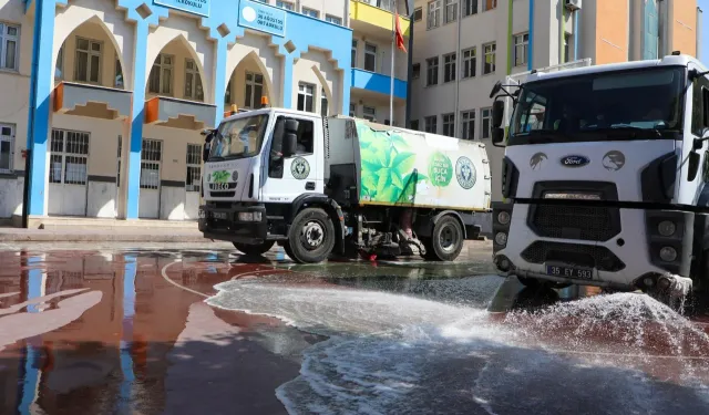 Buca'da okul temizliği: Derslikler yeni döneme hazırlanıyor