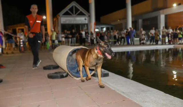 İzmir Fuarı'nda renkli görüntüler: Bucalı arama kurtarma köpekleri beğeni topladı