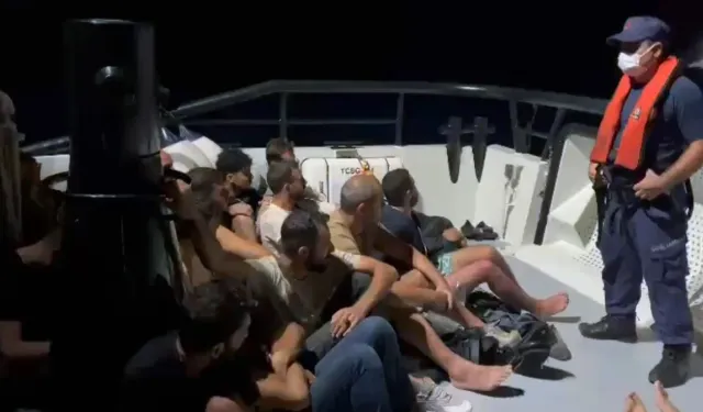 Muğla'da arıza yapan bottaki 23 göçmen kurtarıldı