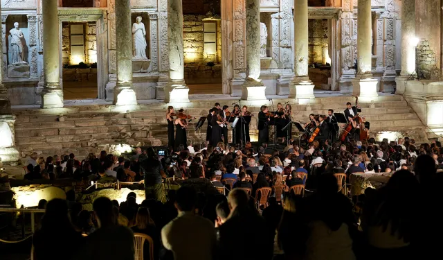 Efes Antik Kenti'nde muhteşem konser: Andres Gabetta sahne aldı