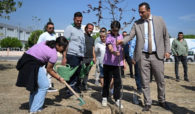 Bornova'da Hareketlilik Haftası: İlçenin geleceği için fidan diktiler