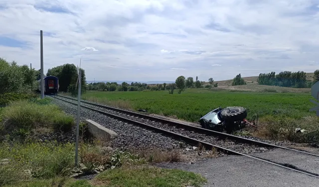 Afyonkarahisar'da yolcu treni hemzemin geçitte traktöre çarptı