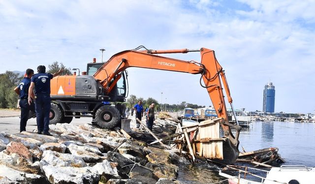 İzmir zabıtası harekete geçti: İnciraltı’nda kaçak iskele ve ahşap yapılar yıkıldı