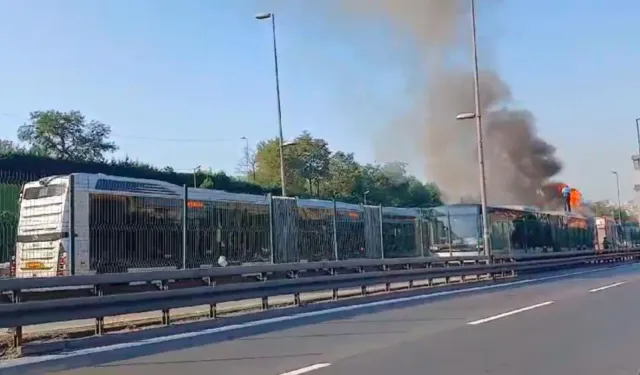 İstanbul'da hareketli saatler: Metrobüste yangın çıktı