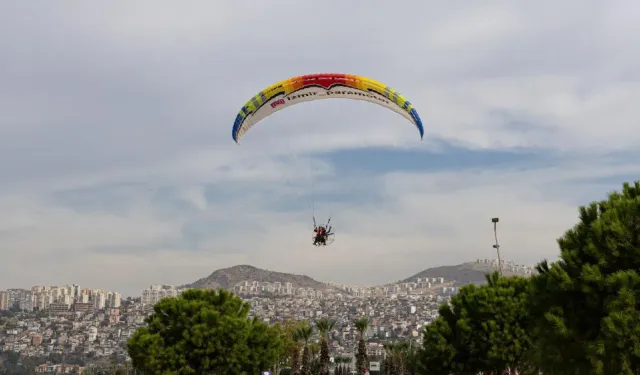 İzmir Körfezi'nde paramotor keyfi: 30 dakikalık tur 3 bin 500 TL