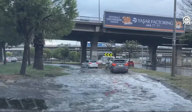 İzmir sağanak yağışa teslim oldu