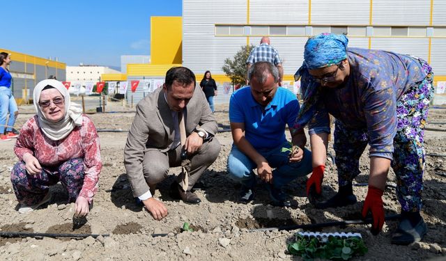 Bornova'nın Kent Bostanı açıldı: Yetiştirilen ürünler ihtiyaç sahiplerine gidecek