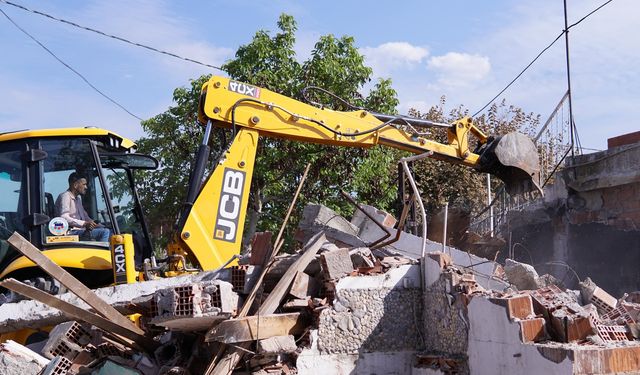 Kemalpaşa'ya modern dokunuş: Metruk binalar yıkılıyor