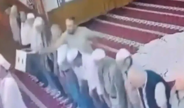 Manisa'da ilginç olay: Namaz kıldıran imama tabure ile vurdu