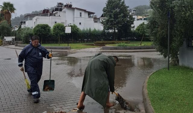 Muğla'da sağanak yaşamı olumsuz etkiledi: Sokaklarda su birikintileri oluştu